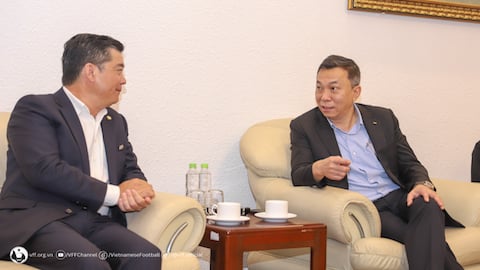 Chủ tịch VFF - Trần Quốc Tuấn làm việc với chủ tịch LĐBĐ Singapore